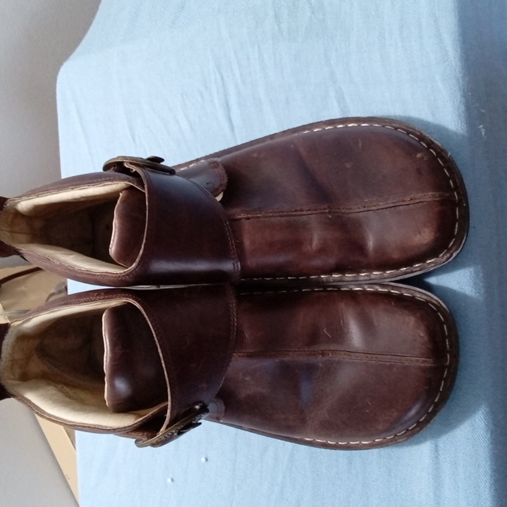 Allegria brown leather booties